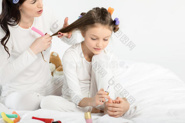 母亲冰壶头发向女儿应用钉子擦光向向e钉子s