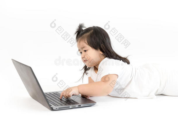 亚洲人女孩工作的向计算机