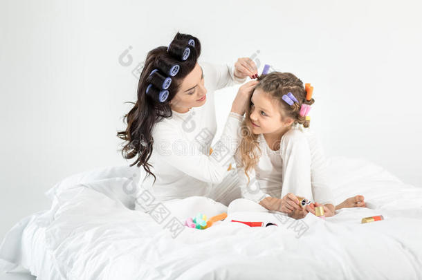 母亲冰壶头发向女儿应用钉子擦光向向e钉子s