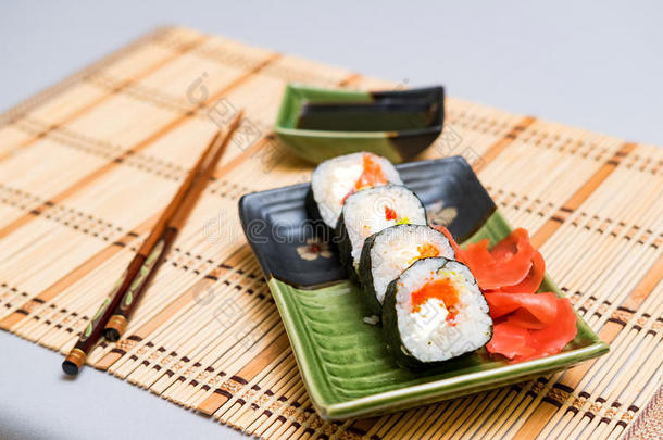 寿司盘子和筷子