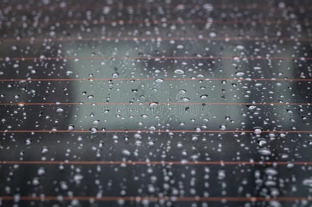 雨落下向汽车玻璃背景在下雨的seas向.