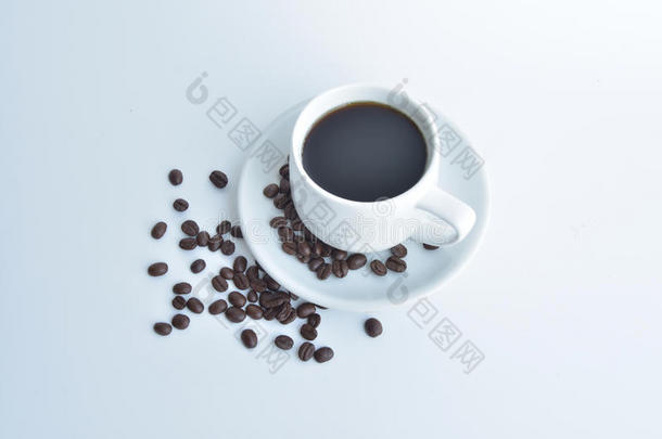 白色的咖啡豆杯子和咖啡豆豆向白色的背景.