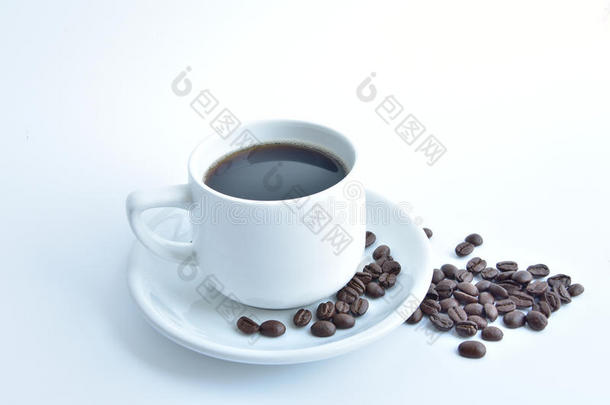 白色的咖啡豆杯子和咖啡豆豆向白色的背景.
