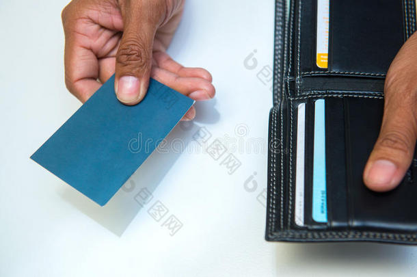 裁切不正的影像关于商人礼物商业卡片从钱包在