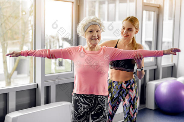 对人友好的受益人做锻炼采用健康中心