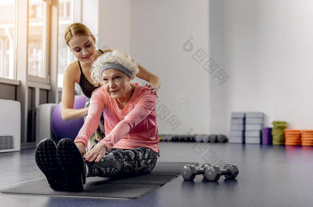 镇定的祖母做锻炼采用健身房