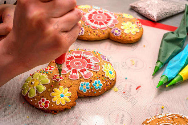 制造假日`英文字母表的第19个字母装饰姜饼