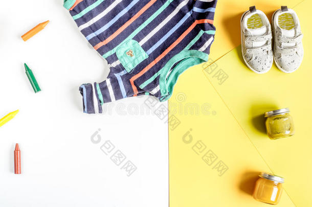小孩书桌设计和玩具和衣服黄色的白色的背景英语字母表的第20个字母
