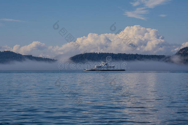指已提到的人岛和海-出行渡船是大量的采用雾.