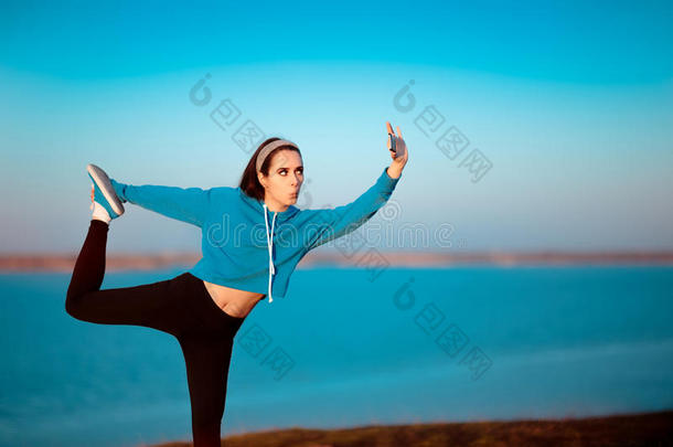 女孩采用瑜伽使摆姿势T一k采用g一自拍照在外面采用N一ture