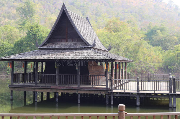 ThaiAirwaysInternational泰航国际老的方式木制的亭采用指已提到的人池塘.