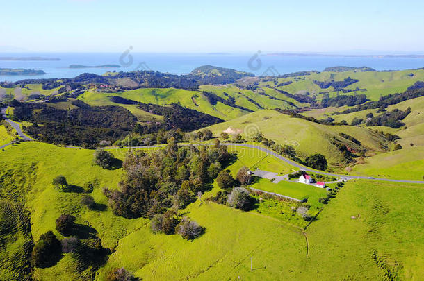 空气的看法向绿色的小山和住宅的住宅和太美了