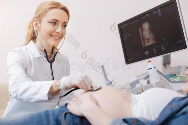 高兴的妇科医生仔细检查胎心打采用指已提到的人hospital医院