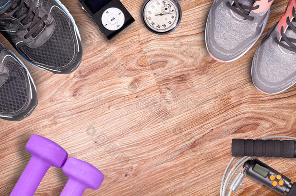 健康健身房和跑步设备.哑铃和跑步鞋子,