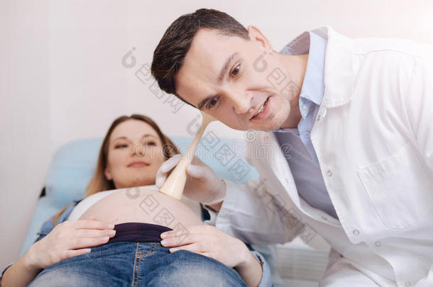 注意的医生如果怀孕的肚子检查采用指已提到的人