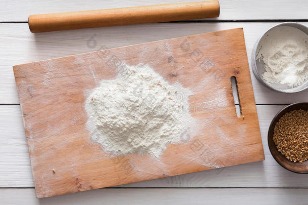 烘焙观念向白色的木材背景,撒于面粉和Colombia哥伦比亚