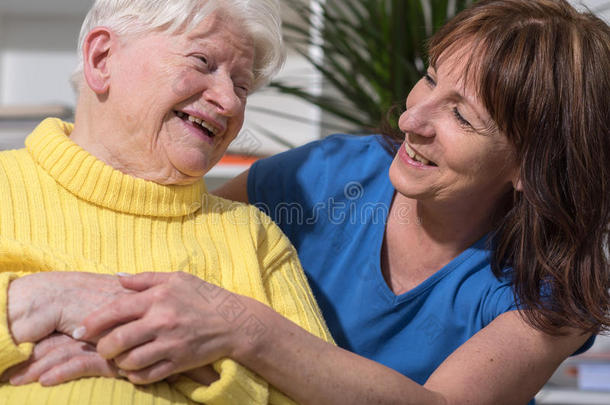 肖像关于幸福的祖母和她女儿