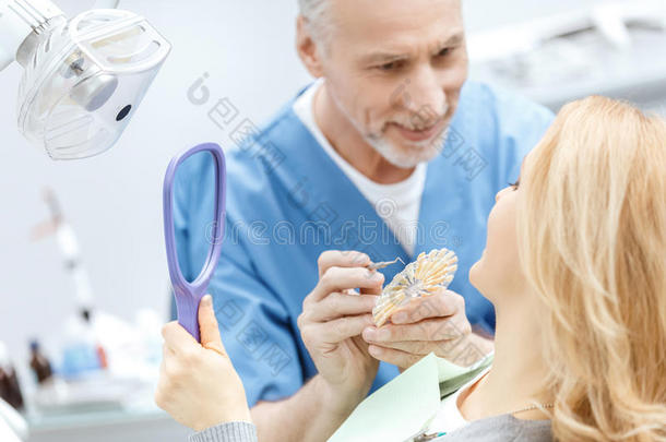 牙科医生使相配牙颜色和调色板