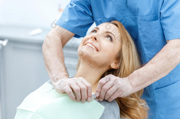 微笑的女人采用牙齿的cl采用ic和牙科医生医生