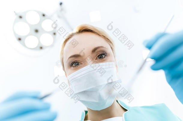 牙科医生采用医学的面具work采用g采用cl采用ic和look采用g在照相机