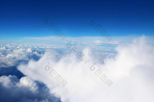 云看见从指已提到的人水平天阳光自然背景蓝色