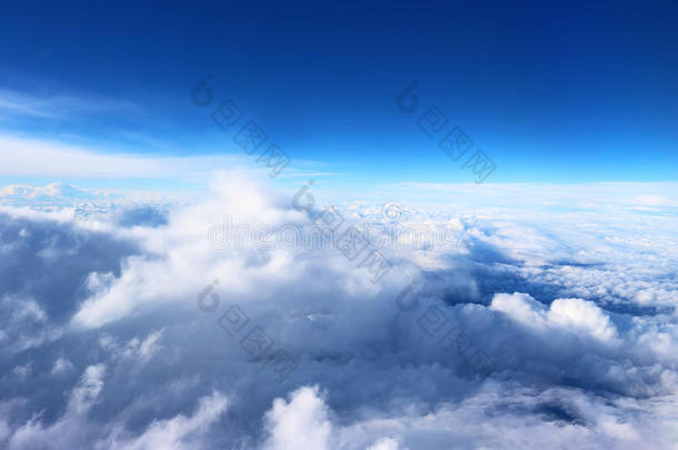 云看见从指已提到的人水平天阳光自然背景蓝色
