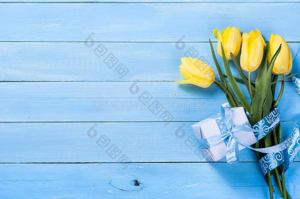 花束关于黄色的<strong>郁金香</strong>和一赠品和一<strong>蓝色</strong>带向一<strong>蓝色</strong>