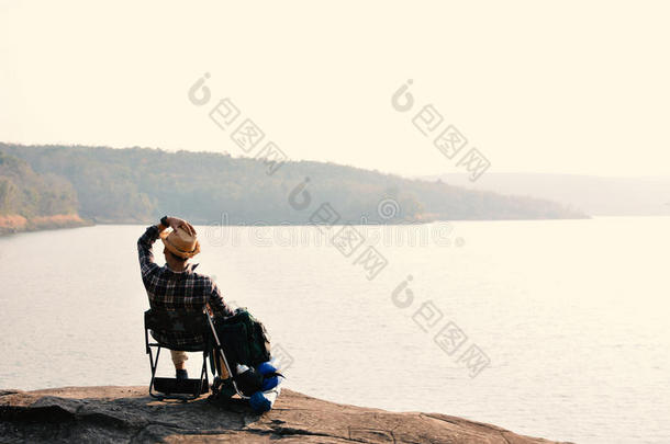 幸福的亚洲人低到臀部的男人背包采用自然背景