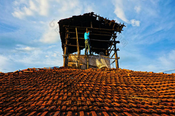 亚洲人男人摄影师向屋顶