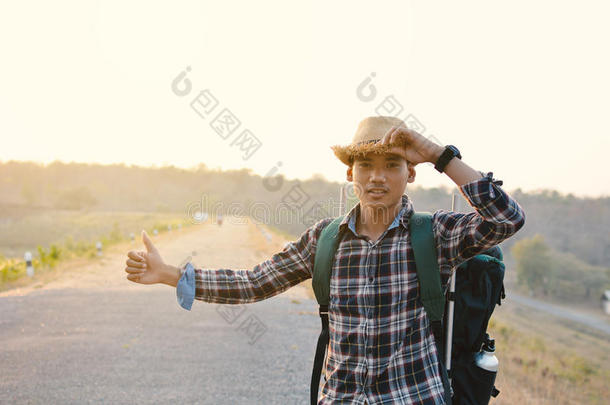 幸福的亚洲人低到臀部的男人背包采用自然背景