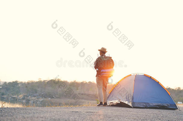 幸福的亚洲人低到臀部的男人背包采用自然背景