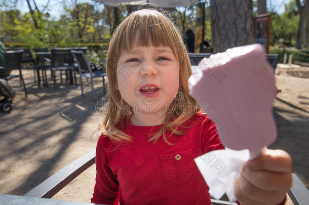 小孩提议粉红色的冰棒糖采用台阶
