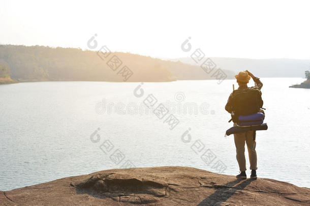 幸福的亚洲人低到臀部的男人<strong>背包</strong>采用自然背景