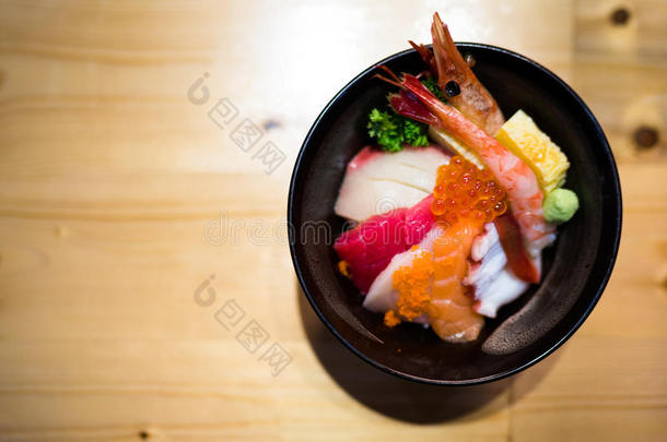 乔拉希寿司,日本人食物稻碗和生的鲑鱼生鱼片,
