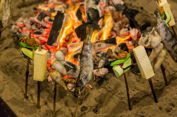 传统的日本人方式木炭烤的鱼和蔬菜