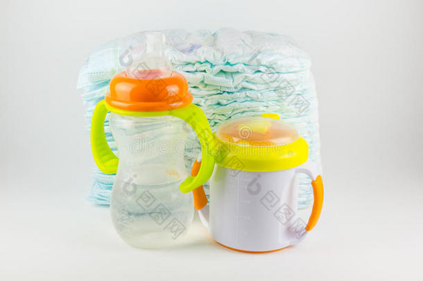 婴儿有菱形花格的麻或棉织物和瓶子向一白色的b一ckground