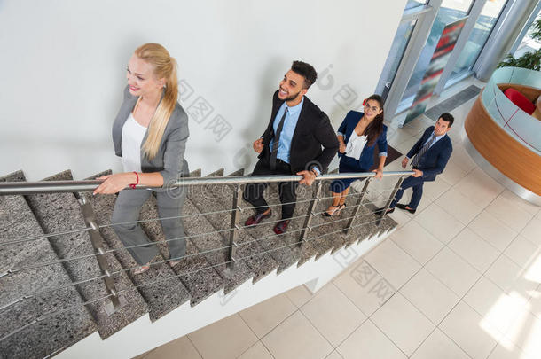 商业人组走楼梯在上面商业man和商业wom