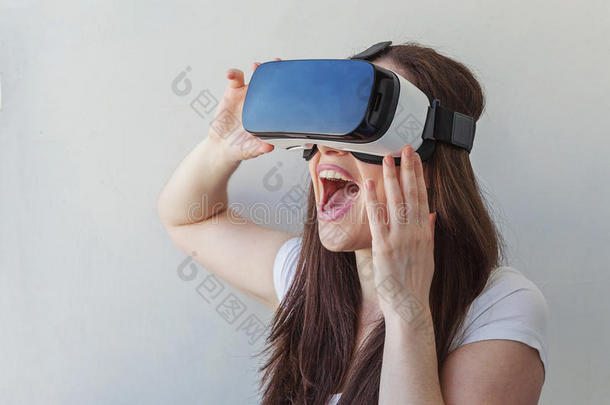 女人使用VirtualReality虚拟现实戴在头上的耳机或听筒
