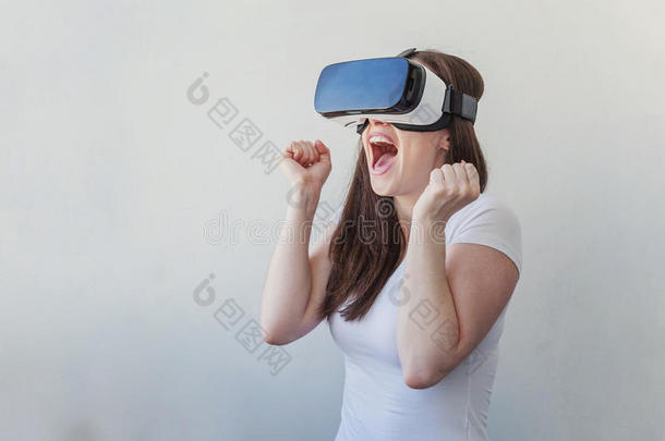 女人使用VirtualReality虚拟现实戴在头上的耳机或听筒