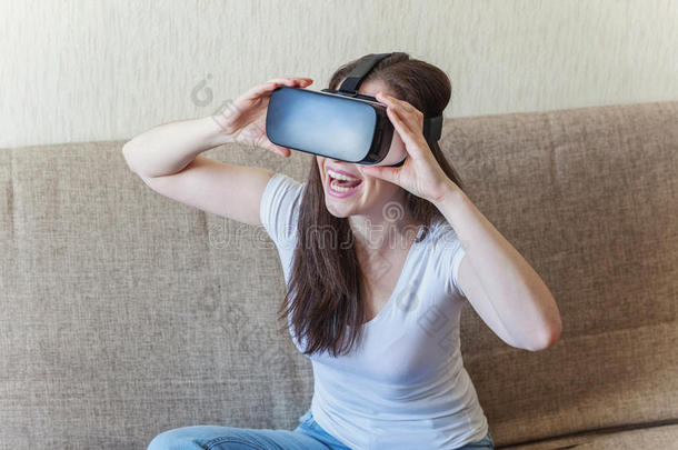 女人使用VirtualReality虚拟现实戴在头上的耳机或听筒