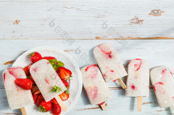 严格的素食主义者草莓冰棍和芡欧<strong>鼠尾</strong>草种子和椰子奶