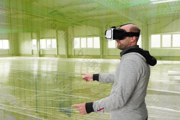 建筑师和VirtualReality虚拟现实面颊扫描工业的建筑物周围的人