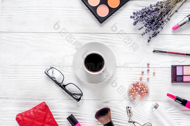 时髦的女人书桌和化妆品,薰衣草,咖啡豆白色的后台