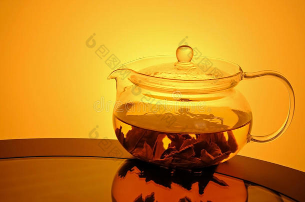 玻璃茶壶和茶水向玻璃表
