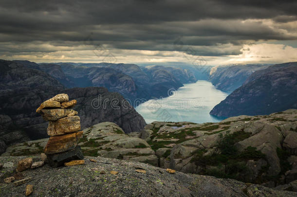 预览选项-指已提到的人讲坛岩石,挪威人悬崖旅行者预定