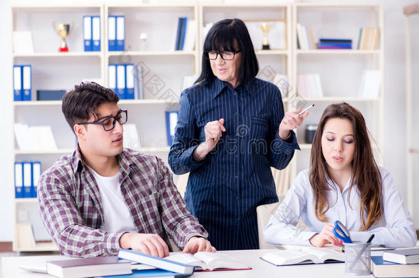 指已提到的人年幼的学生和教师在的时候当家庭教师教训