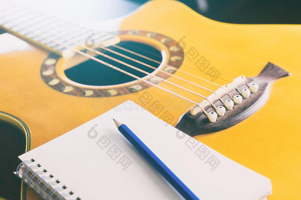 笔记簿和铅笔和吉他为歌曲创作