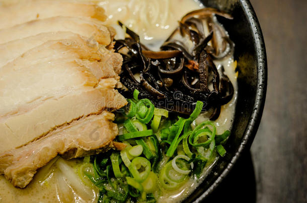 拉面面条采用酱油汤,拉面日本人食物很流行的采用