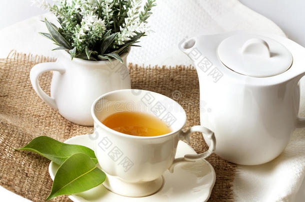 关在上面有机的茶水采用白色的c在上面和绿色的叶子,茶水典礼