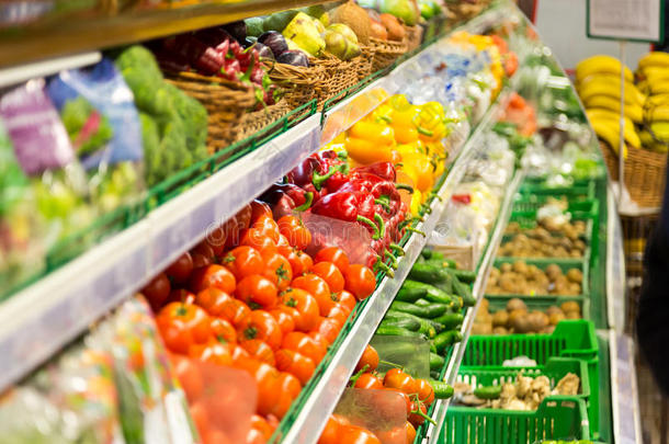成果和蔬菜是向指已提到的人架子关于指已提到的人超级市场.异己酮中提取的丙酮